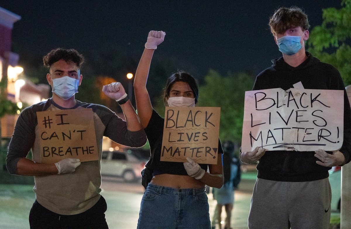 dylanwidger's tweet photo. Friday evening, I was on a boat with family fishing in Papillion. Later that night, I was fighting through tear gas clouds and angry crowds to being able to capture what is going on in our communities and around the country. A full gallery of the photos at https://t.co/FB6dnN7Bn8 https://t.co/eu2dLBvCQh