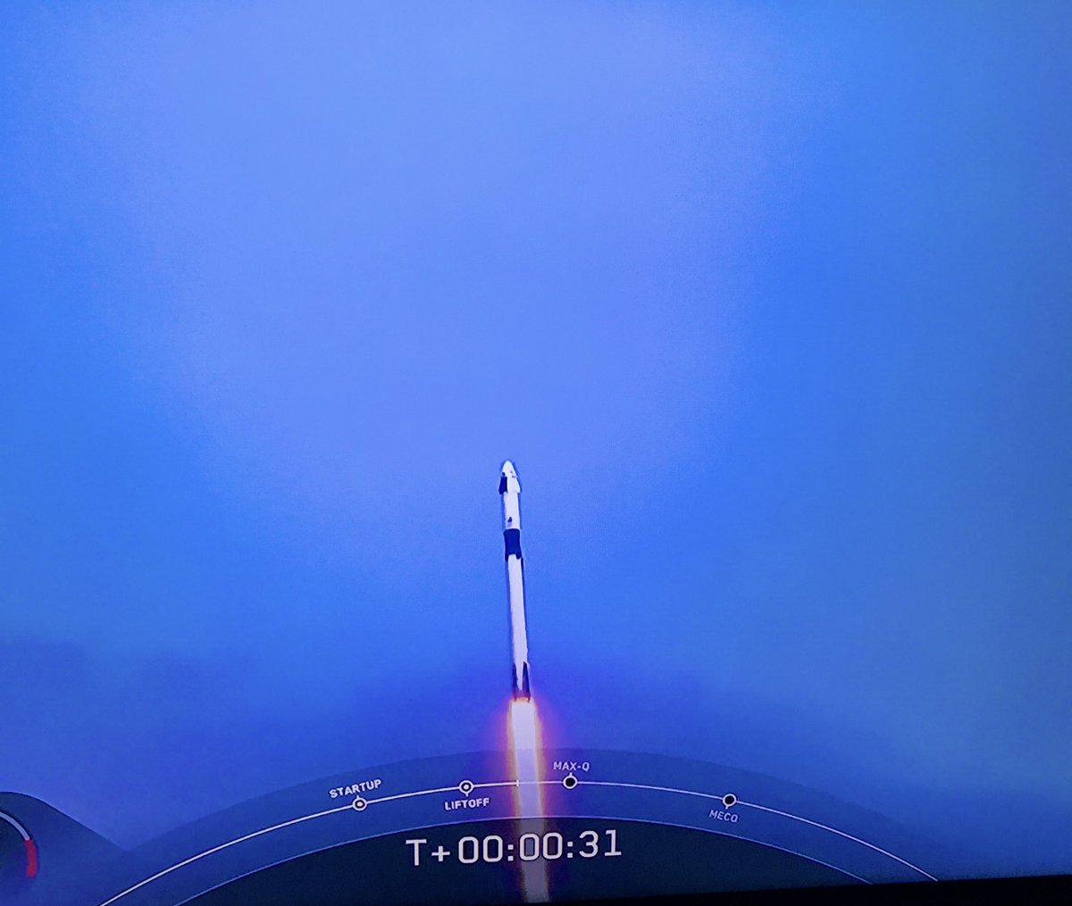 Şiir gibi.... 😜 Tarihe not düşelim yarın öbür gün çocuklarınıza gösterirsiniz bu tweeti.... Biz faniler uzaya tatile gidebileceğimizi ilk o gün hayal etmiştik diye :) #SpaceX @astrobehken bizi Uzaya götür 🚀