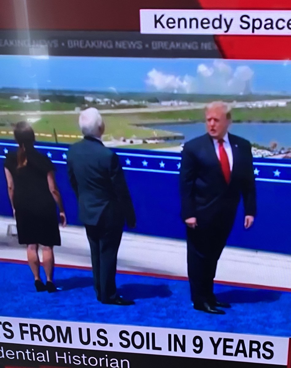 RandyRainbow's tweet image. Sweetie, you’re looking the wrong way. The sky is UP. 😁 (🙄) #SpaceX