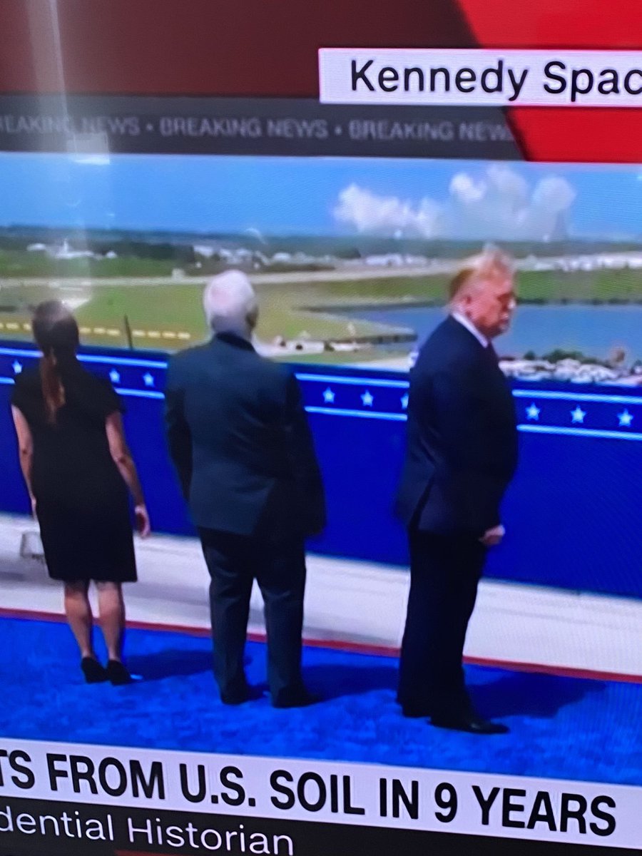 RandyRainbow's tweet image. Sweetie, you’re looking the wrong way. The sky is UP. 😁 (🙄) #SpaceX