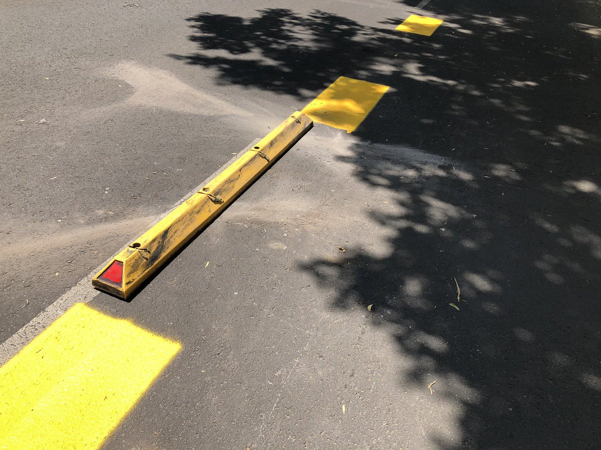 xtrevi's tweet image. El proyecto lo empezaron a implementar hoy. Empieza en Eje 8/Mixcoac y va hacia el norte. Consiste en rayas discontinuas gruesas amarillas cada 2 metros y confinamientos tipo Metrobus cada 8 metros delimitando el carril derecho 👍