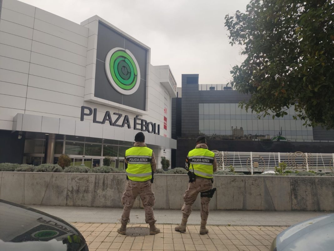 pimer_pc's tweet photo. Feliz día a todos esos miembros de las Fuerzas Armadas que velan por nuestra seguridad muchas veces de manera invisible y que en estos días han luchado contra la pandemia del #COVID19 junto a otros cuerpos y servicios. Feliz #DIFAS2020 

📸 Foto de @EjercitoAire https://t.co/rtT9iFke8Z