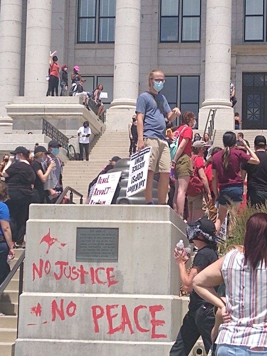 KSLcom's tweet photo. Protests against police brutality continue in downtown Salt Lake where the Utah State Capitol Building has been vandalized. https://t.co/22rYjdvo85