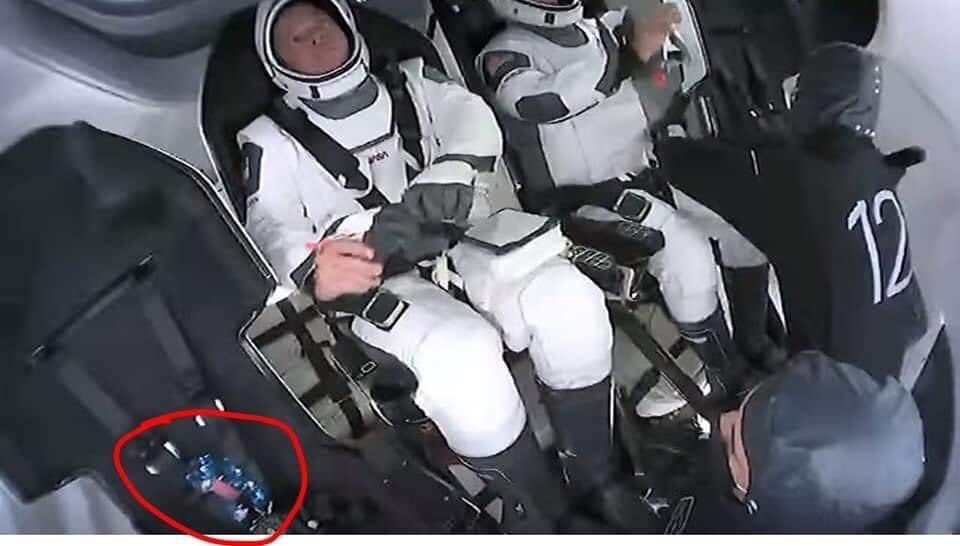 AlexRiosXI's tweet photo. El tercer pasajero es un dinosaurio del hijo de uno de los astronautas ❤️❤️ https://t.co/w8UZEtDcbE