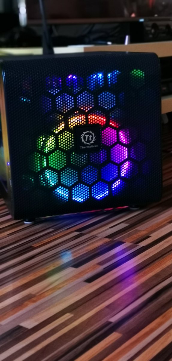 StFischi's tweet photo. So sieht es aus... Vorher und nachher. Neuer Lüfter ist drjn, somit Sturm im Case.

#thermaltake #pcbuild #fun #gaming #ryzenpc #amdryzen #airflow https://t.co/zf6zeywybZ