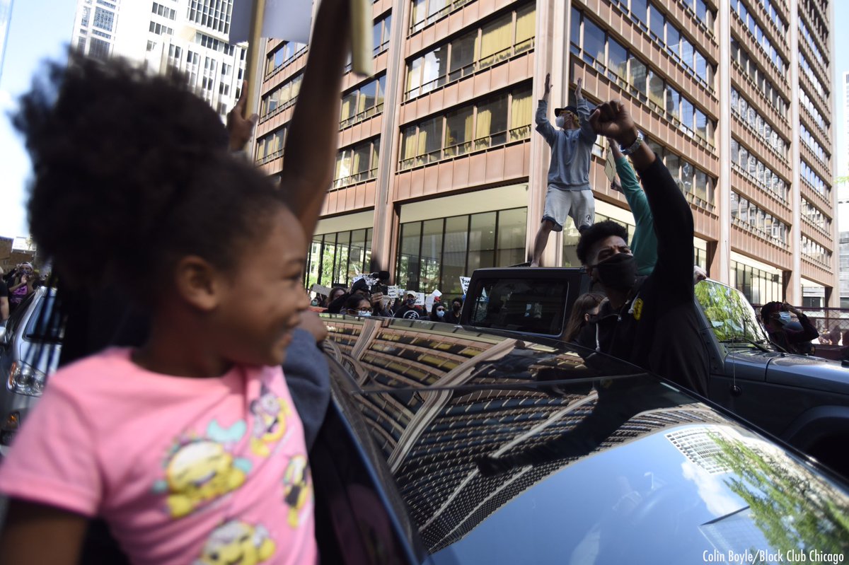 "This is the best day ever!" said Esme' Lagard (pink shirt). Lagard and her sister are visiting their father, Derek Wallace.  #GeorgeFloydProtests Chicago