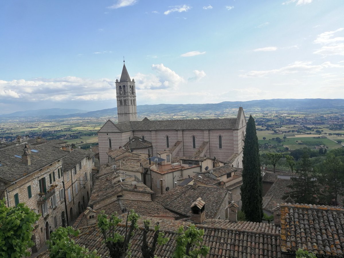 SentieroArmenza's tweet photo. Quando il tacco 👠 slancia....    #assisi #umbriasempre https://t.co/rgZAK9yTxf