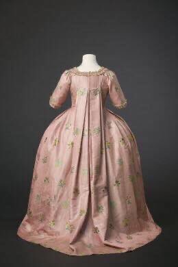 SilkDamask's tweet photo. #SackbackSaturday: #Brocaded #silk in pinks &amp; green for this Robe à la française c1760-70 #flossfringe #robings #selffabrictrim #watteaupleats 
From the @ModeMuseumHasselt #ModemuseumHasselt #boxpleats https://t.co/HBt2zs9LyI