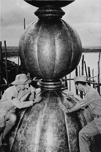 Talking about the damage to the Taj Mahal, here's a photo of American soldiers from the 1940s inscribing their name on the finial of the Taj Mahal