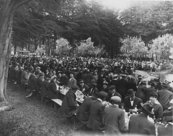 HSAFraternalism's tweet photo. The Native Sons of the Golden West was founded in 1875, limited to native born Californians. Organized locally into "Parlors," is best known for the large number of commemorative markers it has placed throughout the state. (Pictured here is a picnic held in 1914.) #California https://t.co/rBXlZ15L7h