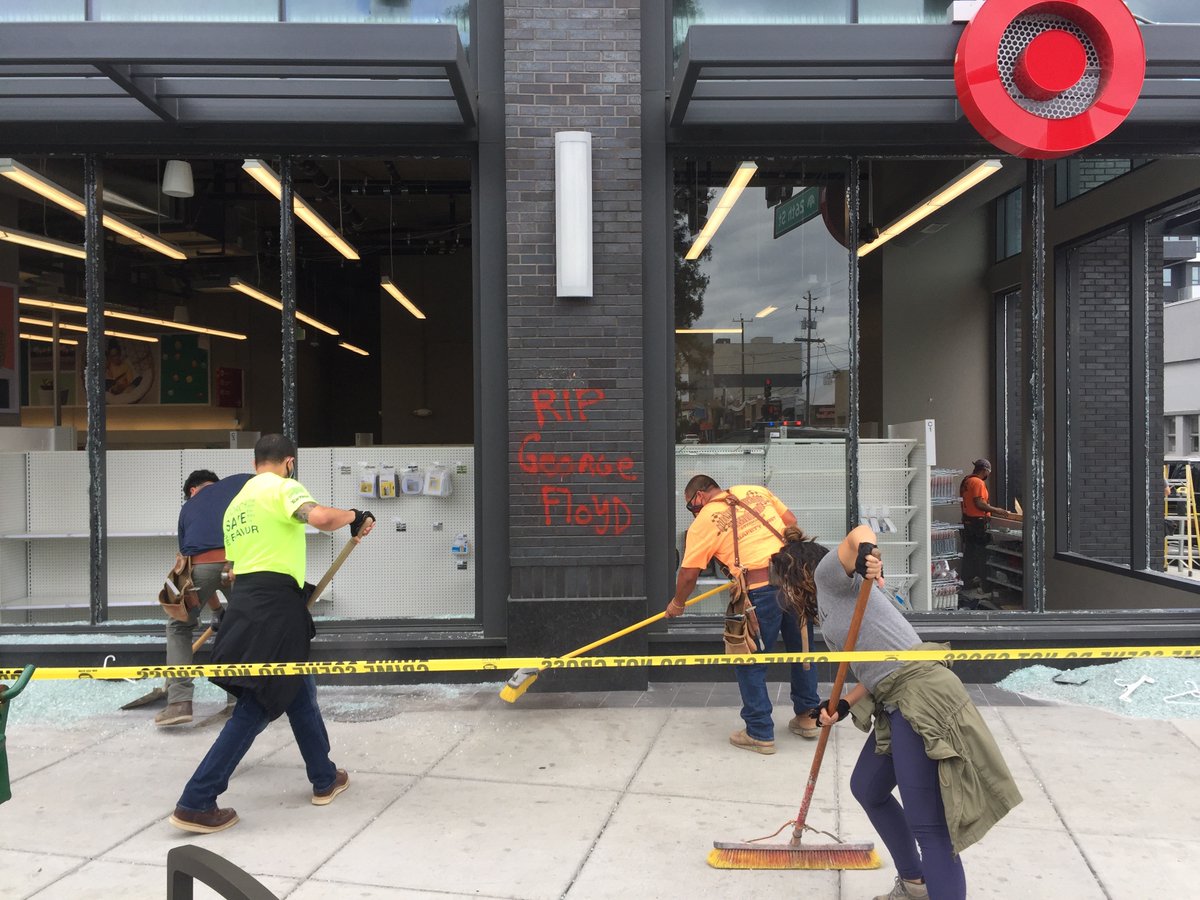 THREAD: Downtown Oakland is busier this morning than any time in the last few months. From roughly OPD HQ (7th & Broadway) to the Honda dealer (34th & Bway), there are dozens, if not hundreds, of workers sweeping glass, boarding windows, and hosing/wiping spraypaint off walls.
