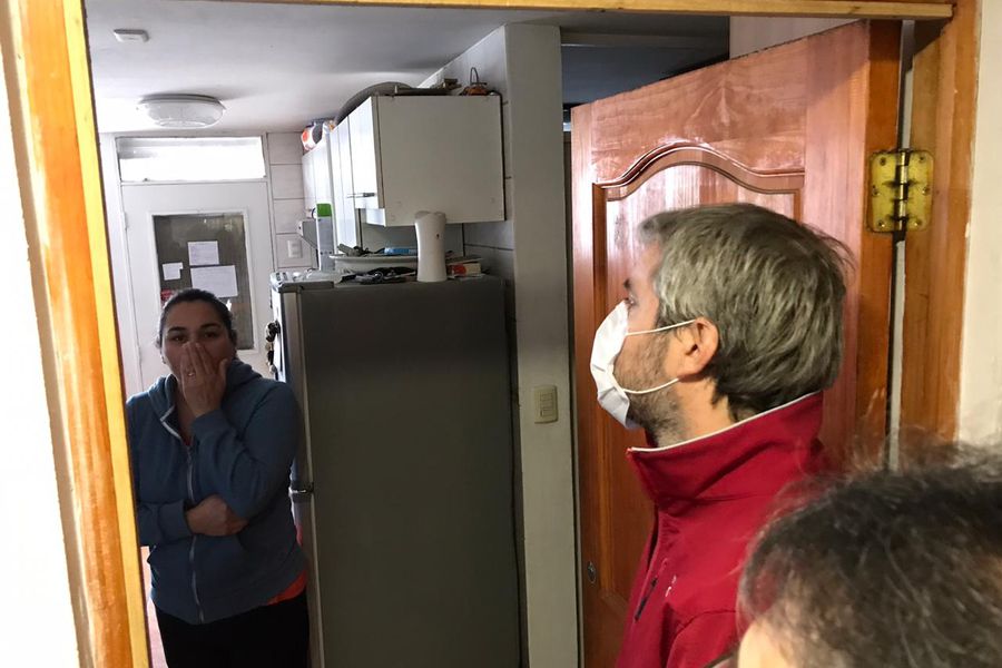 latercera's tweet photo. Gobierno realiza despliegue de ministros en terreno para entrega de cajas de alimentos https://t.co/UjFB5qZB67 https://t.co/hBxWSBfed6