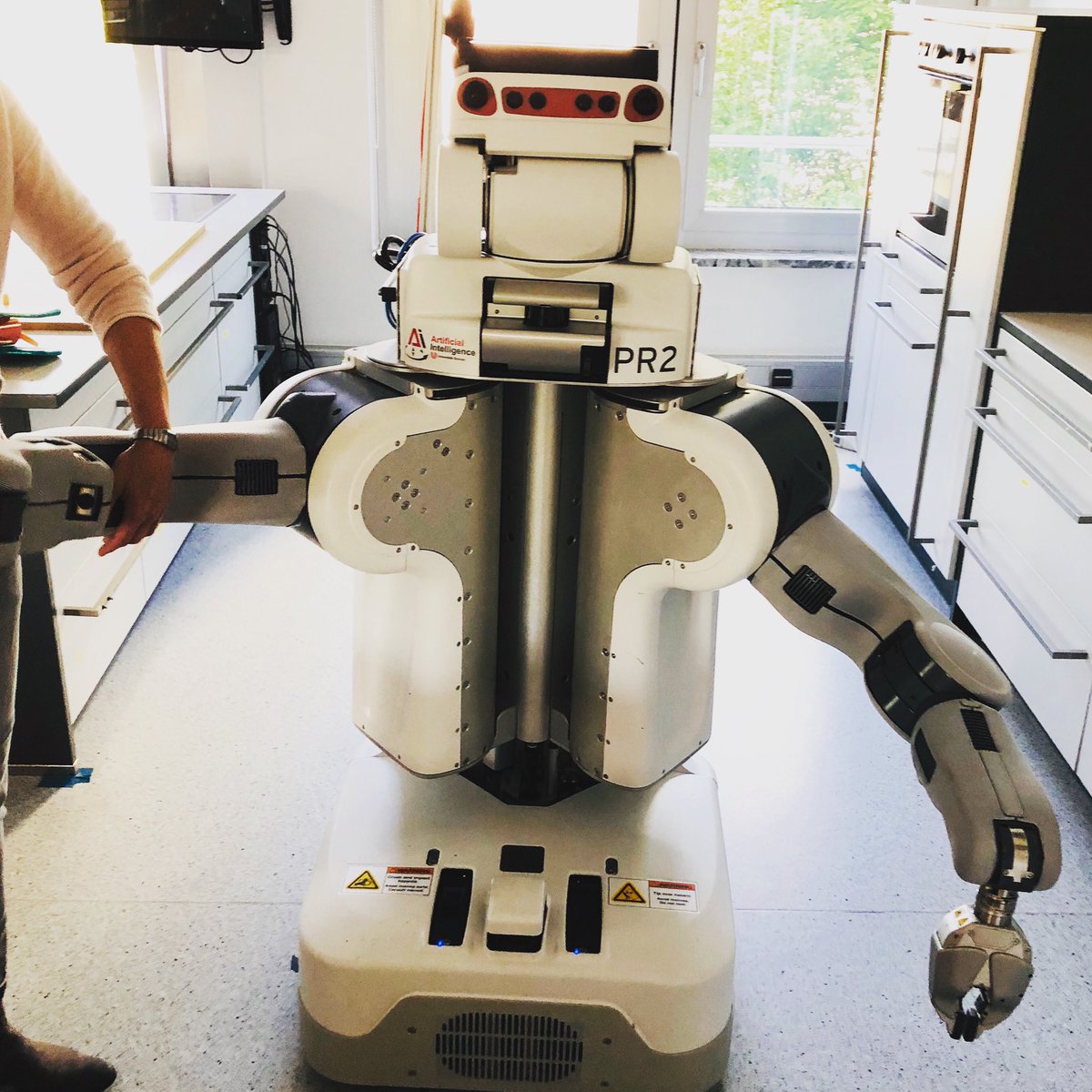 Pssst... 🤫 Heute verraten wir euch, wer neben #Finja im neuen Buch eine wichtige Rolle spielen wird: 
Das ist der Roboter PR 2. Was er so alles kann und was er noch lernen muss, erfahrt ihr noch dieses Jahr im zweiten Band von „Finja forscht!“