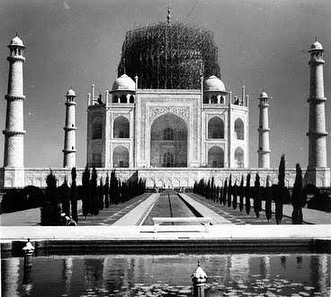 Here's something I learnt from a professor of mine: There was a full moon during the 1965 war and the fear was that the  #TajMahal's glow during the full moon could be used by enemy aircrafts as coordinates for the Agra airbase. Hence a slightly thicker netting was used.
