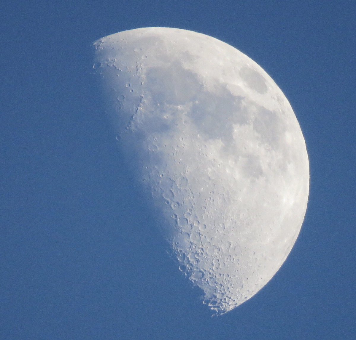 Tonight’s 58.1% first quarter moon from NW England. #moon #lunar #astronomy #astrophotography  <a href="/ThePhotoHour/">#ThePhotoHour</a>