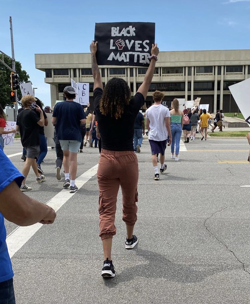 TanyaCarr1's tweet photo. Teammates who love and respect each other stand up for each other! #GeorgeFloyd 💜 #SeeTheColor #PeacefulProtest https://t.co/y5ZGhNq0Ui
