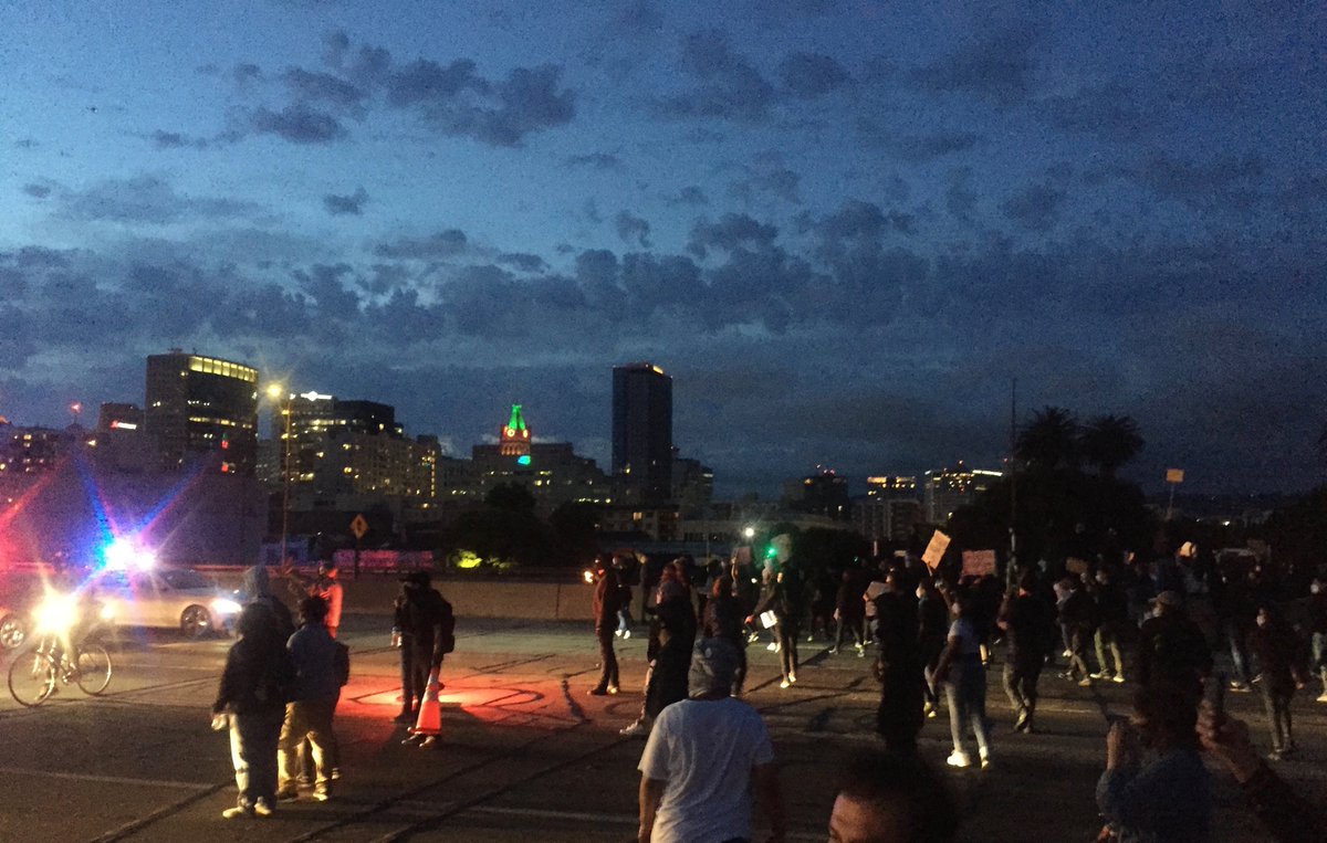 Escalation began around 8:30 when protesters briefly shut down 880. Looting & confrontations w/ police mostly tapered off around midnight. The only generalization I’ll make about the crowd is that it was mostly young people (late teens, early 20s) and racially diverse.