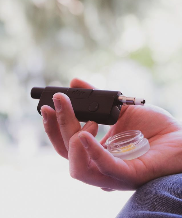 dipdevices's tweet photo. Compact enough to fit in hand so you can take it #EVRIwhere 😏

The EVRI Starter Pack comes with our magnetic battery 🔋, VTA, and a 510/Pod Attachment - all for just $69.99 🙌 

https://t.co/pOESuSljvm https://t.co/d2n8DkLGW1