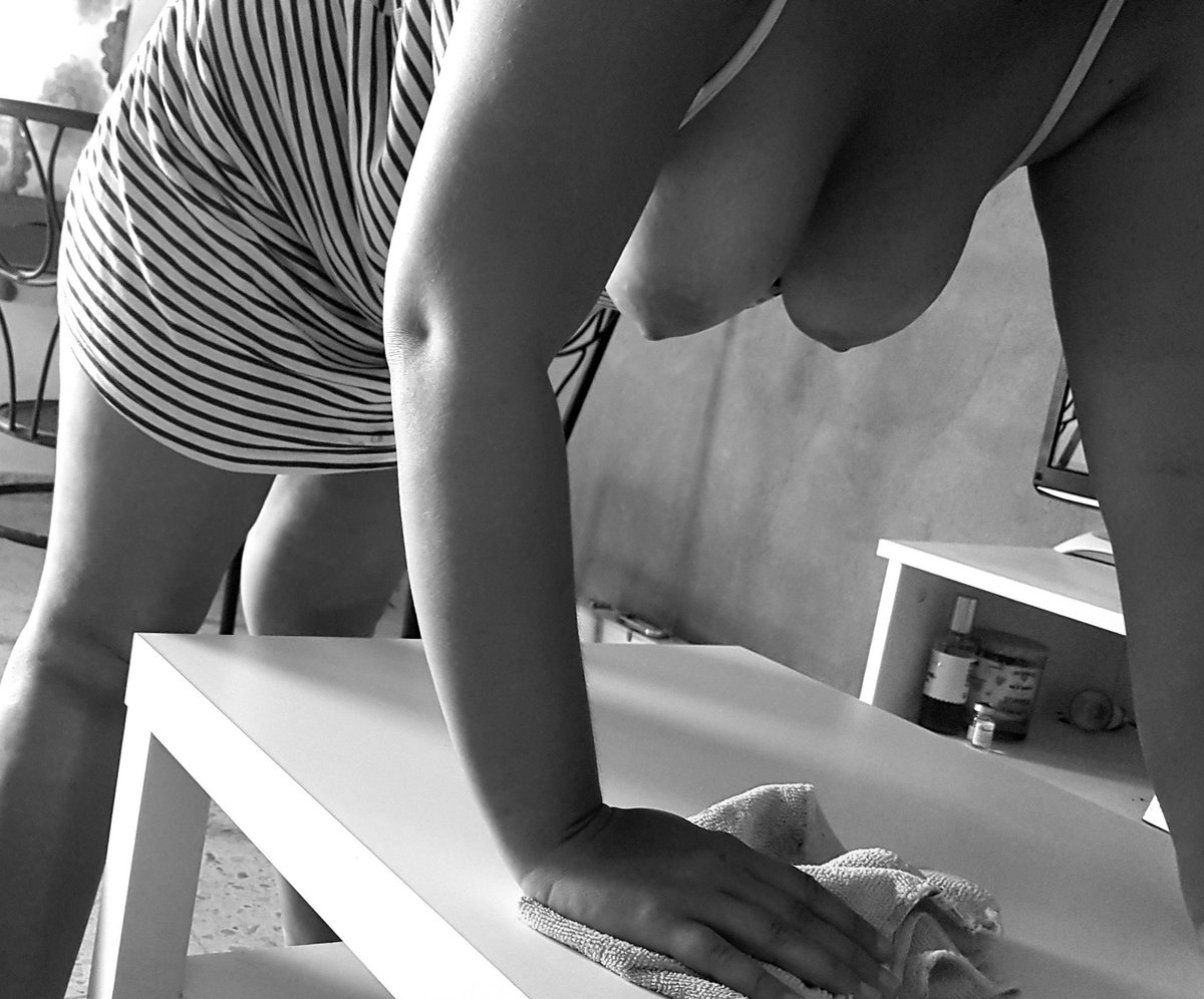 Temizlik yaparken dahi seksiliğinden ödün vermiyor😋