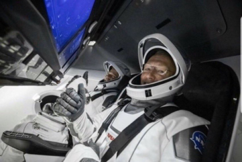petedunhamic's tweet photo. evrenin en şanslı iki adamı aq cünkü dünyadan gittiler..
 #SpaceX https://t.co/KLZVDI696t
