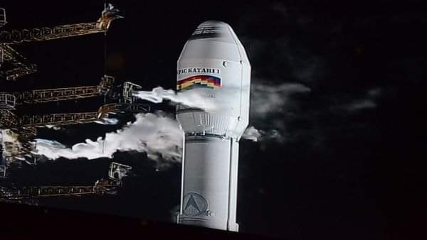 BerriosAdrita's tweet photo. #CrewDragon, si ven por allá arriba a mi satélite #TupacKatari 🇧🇴👌🏼 le dan unos golpecitos por favor, parece que no funciona...
#ThisIsBolivia #SpaceX #LaunchAmerica @bithumano https://t.co/lViIu5sbXM