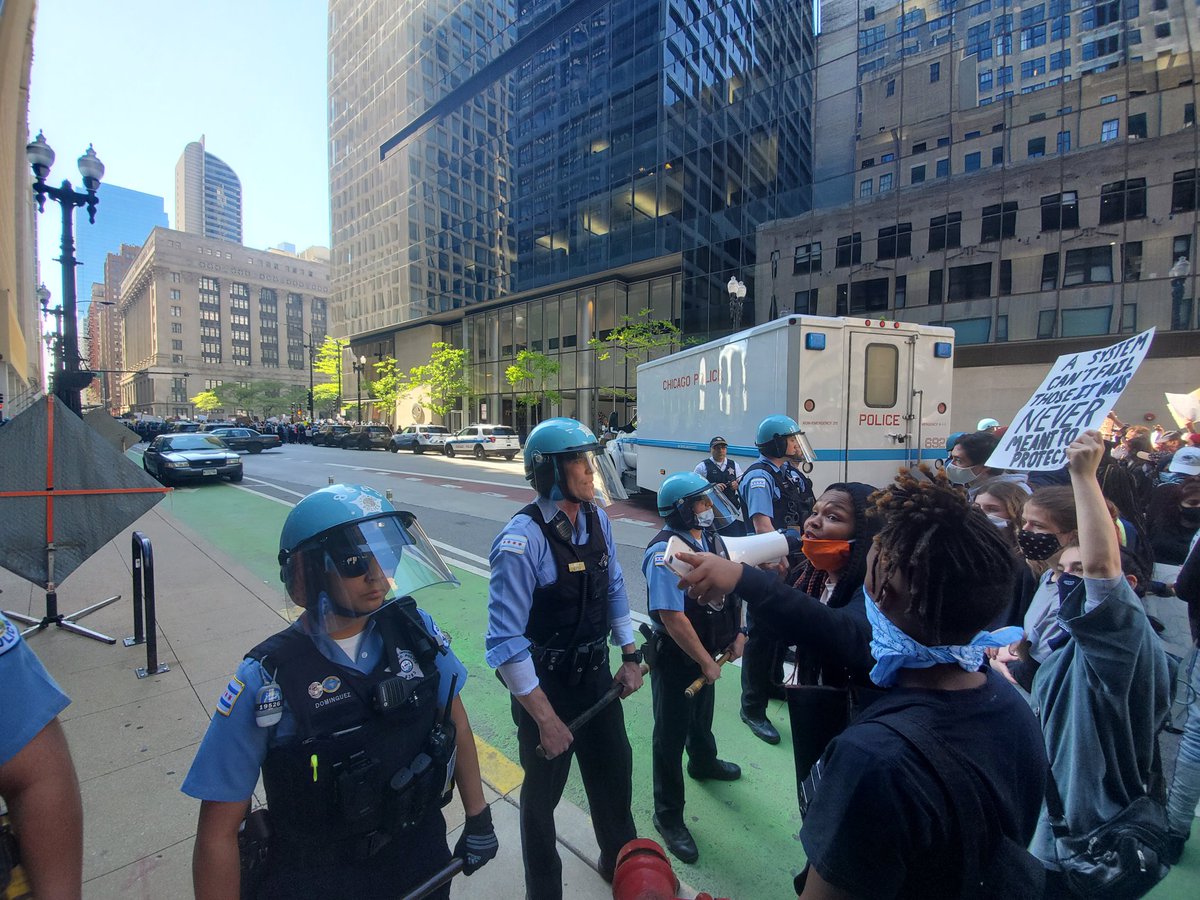 Protest has been split near Daley Plaza.  #Chicago  #GeorgeFloyd