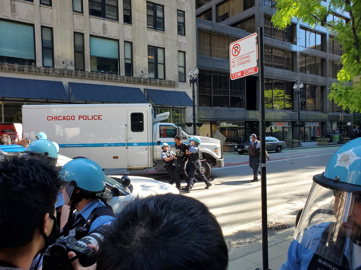 Scuffle broke out near Daley Plaza so couple arrests have taken place as result.  #Chicago  #GeorgeFloyd