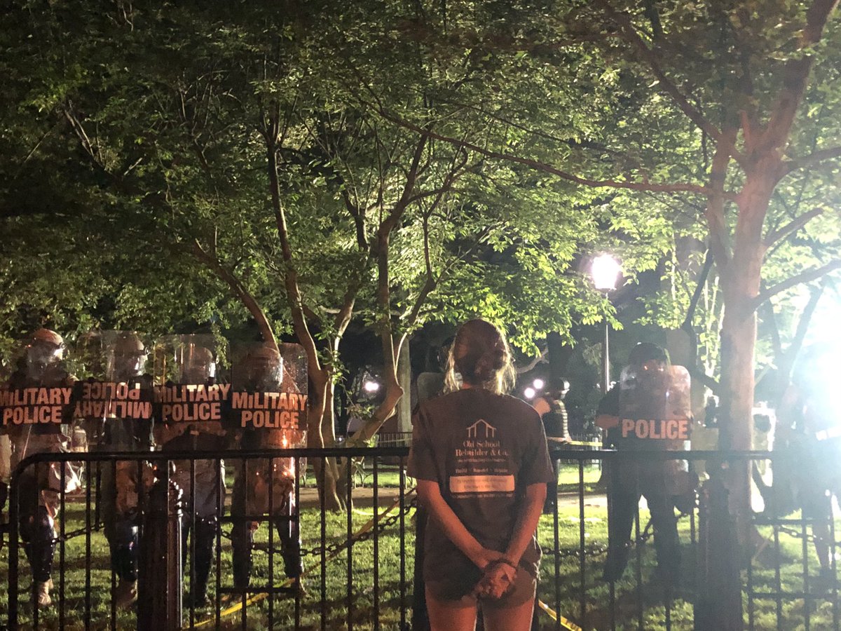 EZT-d8_X0AQb6yo?format=jpg&name=medium