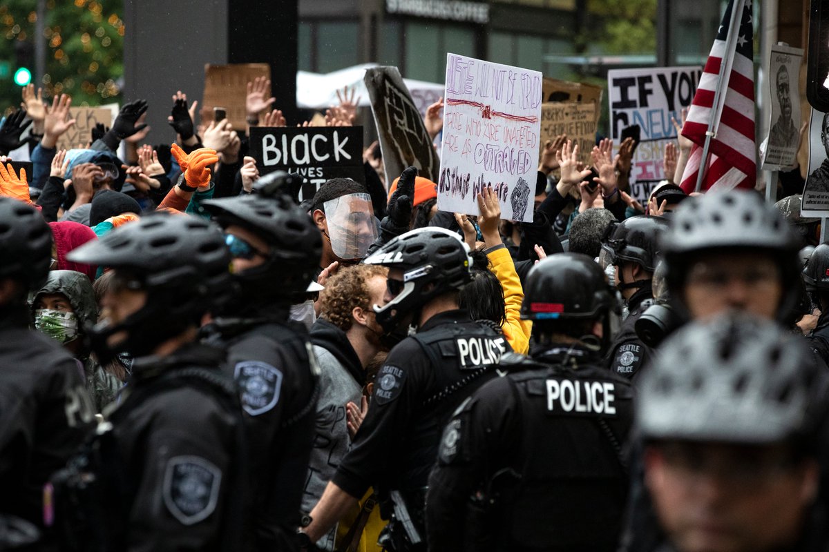amandamsnyder's tweet photo. Felt like two different scenes downtown earlier, one chaotic and the other peaceful – only blocks from one another. All protesters are calling for accountability for the death of George Floyd https://t.co/qM1x0sMRgI