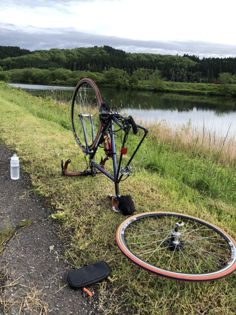 これは草 自転車がパンクするも修理キットを忘れてしまった 予想外の 超応急処置 をやってみた Togetter これは草 自転車がパンクするも修理キットを忘れてしまった 予想外の 超応急処置 をやってみた Togetter