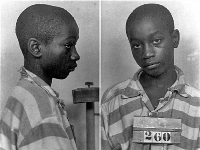 George Stinney, jeune noir de 14 ans, a été violemment exécuté le 16 juin 1944, pour le meurtre de 2 jeunes filles blanches.Condamnation complètement fausse, puisque le jeune garçon n’était même pas présent sur les lieux du crime.70 ans après, la justice l’innocente...