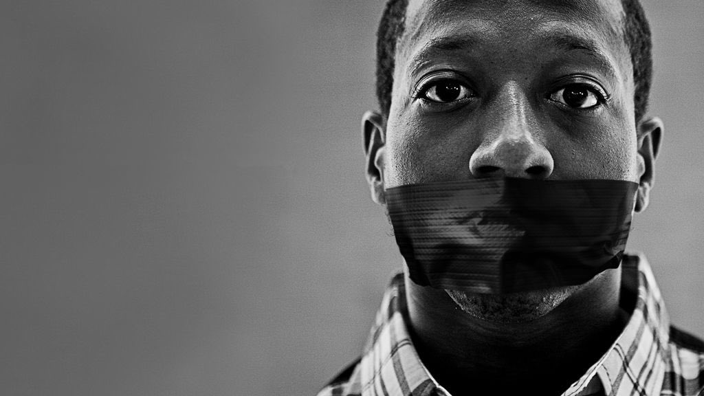 Kalief Browder, est arrêté en 2010 à l’âge de 16 ans pour le vol d’un sac, dont il n’est pas responsable. Il atterrit dans la plus dangereuse prison des États-Unis (Rikers Island), où il sera tapé par des gangs, et même des gardes.Innocenté en 2013, il se suicide en 2015.