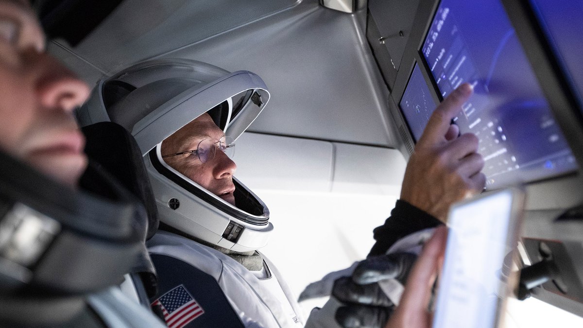 HeyOyster's tweet photo. Thank you @AstroBehnken &amp; @Astro_Doug for being such an inspiration to humans everywhere. We needed that.

👏👏@SpaceX @NASA 

#workfromspace
#futureofwork
#remoteAF https://t.co/o2kHs0BEg5