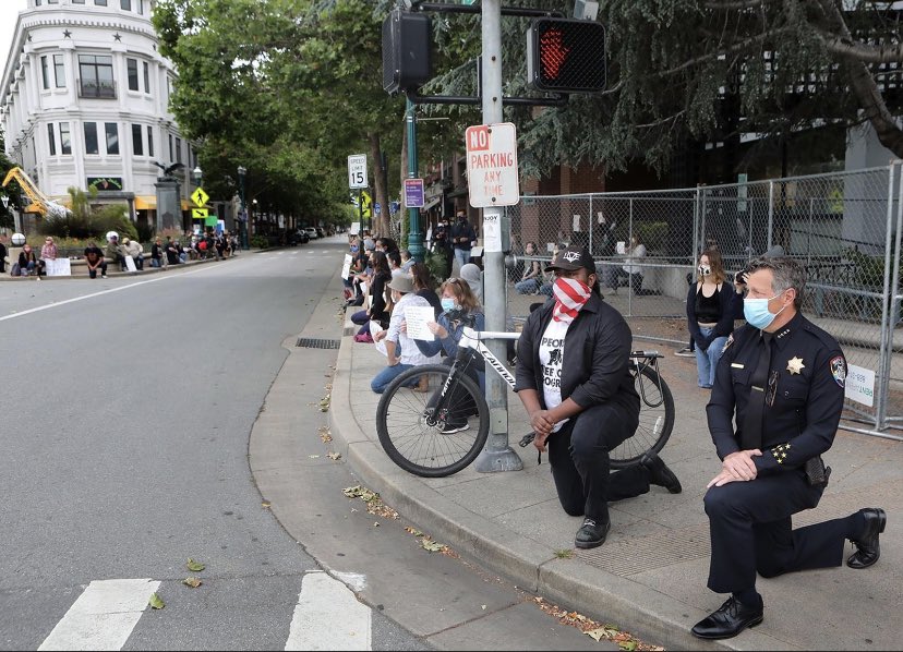 Powerful image of the protest in Santa Cruz this morning. Mayor Justin Cummings and Police Chief Andrew Mills took a knee in solidarity. (📷: Shmuel Thaler.)
