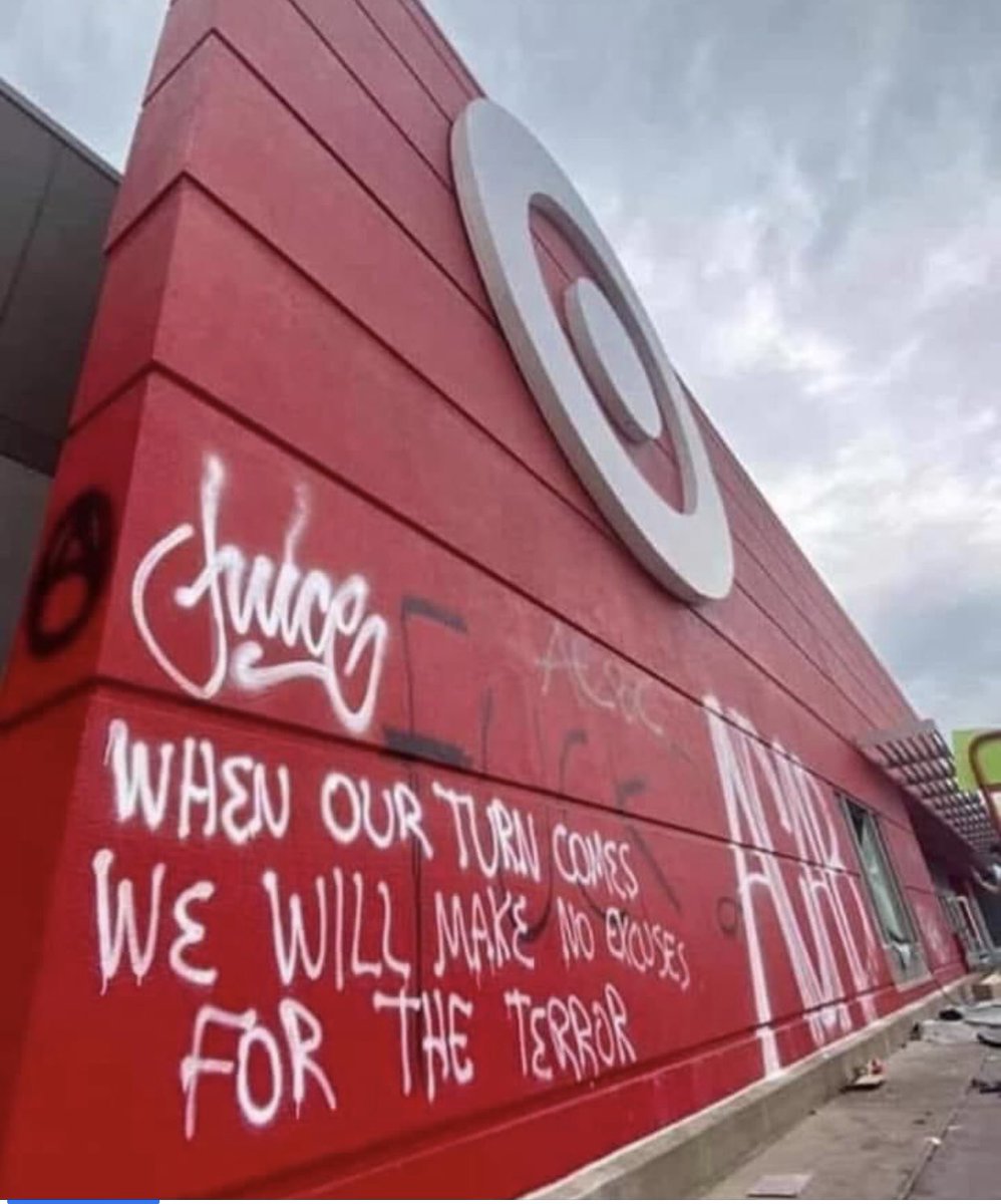 jesshogan20's tweet photo. Fuck that’s beautiful. It’s gonna be a wild summer, y’all. Stay safe. 

Solidarity. https://t.co/SSuRgYasRW