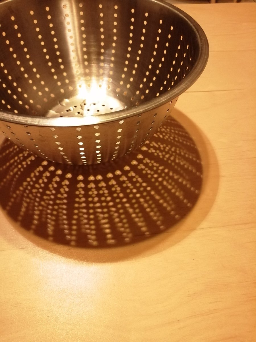 pania_r's tweet photo. Et la lumière fut ! 😉 On voit la forme de source de lumière à travers des trous du passoire... @CleBricout @ArnaudMalher #ConfineTaScience https://t.co/tRcf9i2Yyk