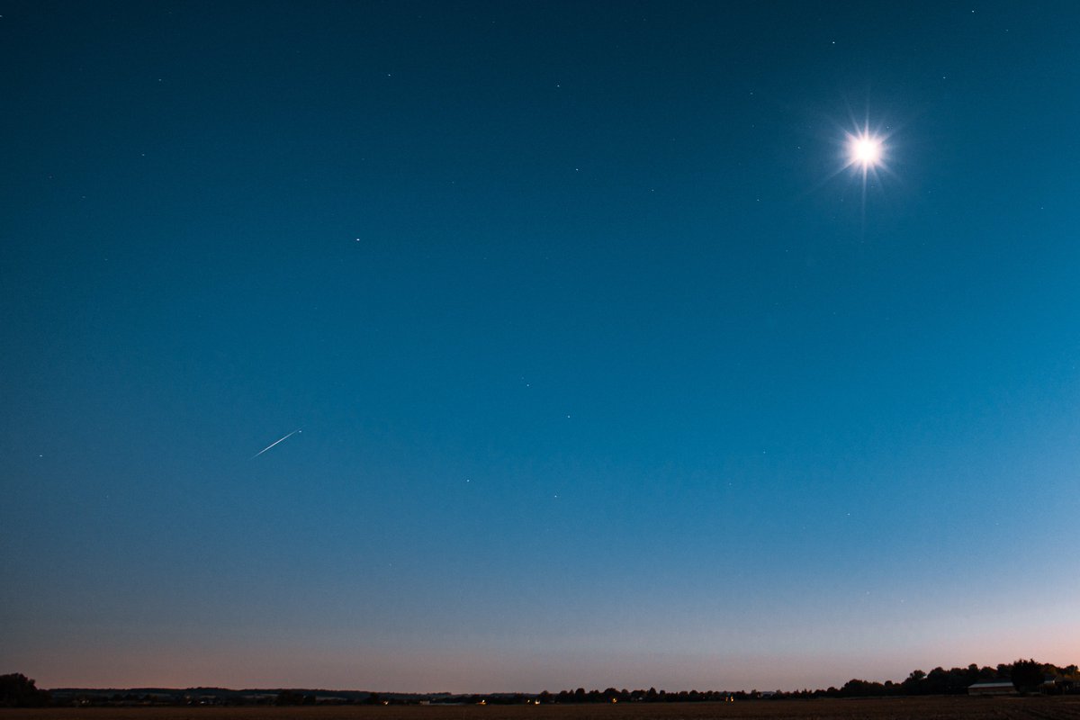 catlanephoto's tweet photo. @VirtualAstro Could this be Dragon? Timestamp says 21:17:18! Tried to get the trail and this is the only shot that came out. https://t.co/d38pinCeYx
