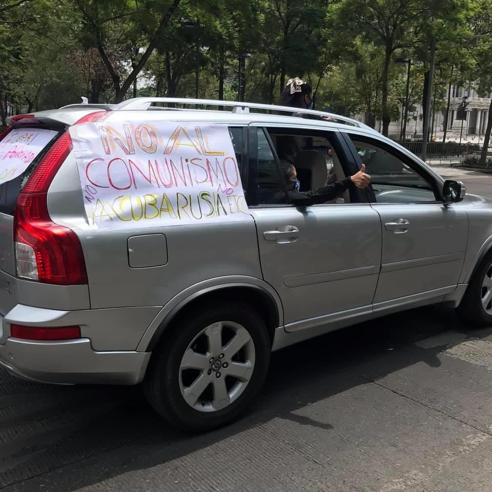 neloLara's tweet photo. Neta no mamen con su marcha 😂 😂😂 en caravana y en coche 😂 😂
Antes lo hacíamos a pie, desde el ángel al zócalo sin pedo alguno.. Y éramos como 50 mil almas o mas je y gritabamos cosas chingonas. Hasta una vez dormimos en el zócalo y en reforma #QuePutoFrio 😂
#MarchaFifi https://t.co/SecEBWU9RD