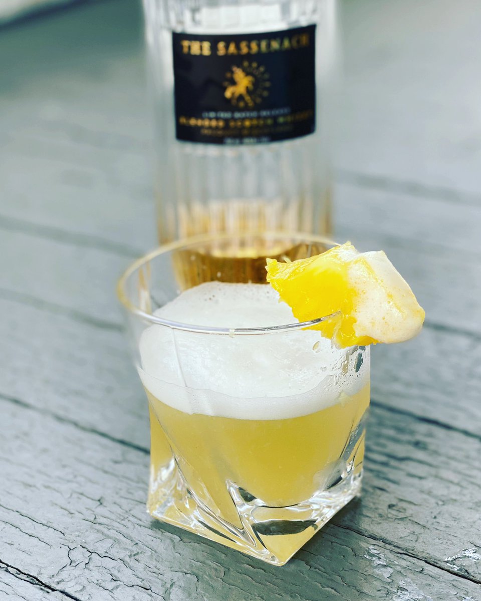 jackieh90's tweet photo. Workout, Yoga, and Whisky in that order - a great combination 💪🏻🧘🏼♀️🥃🍍#MPCvirtualGALA @MyPeakChallenge @SamHeughan @RealAlexNorouzi #valbo (Working at the hospital tomorrow night so had to make the #Peakerpunch tonight) Cheers/Slainte! https://t.co/Trpb7i9UDa
