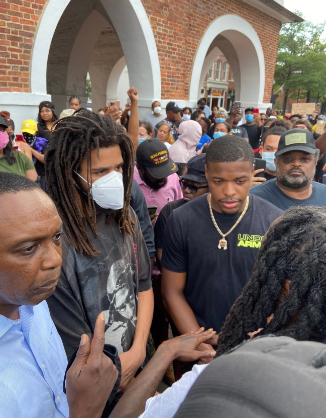 checktherhyme1_'s tweet photo. J. Cole in 2014 marching when Eric Garner was killed. Cole earlier today among the crowd in Fayetteville, NC. #JusticeForGeorgeFloyd https://t.co/csYrg3QanD