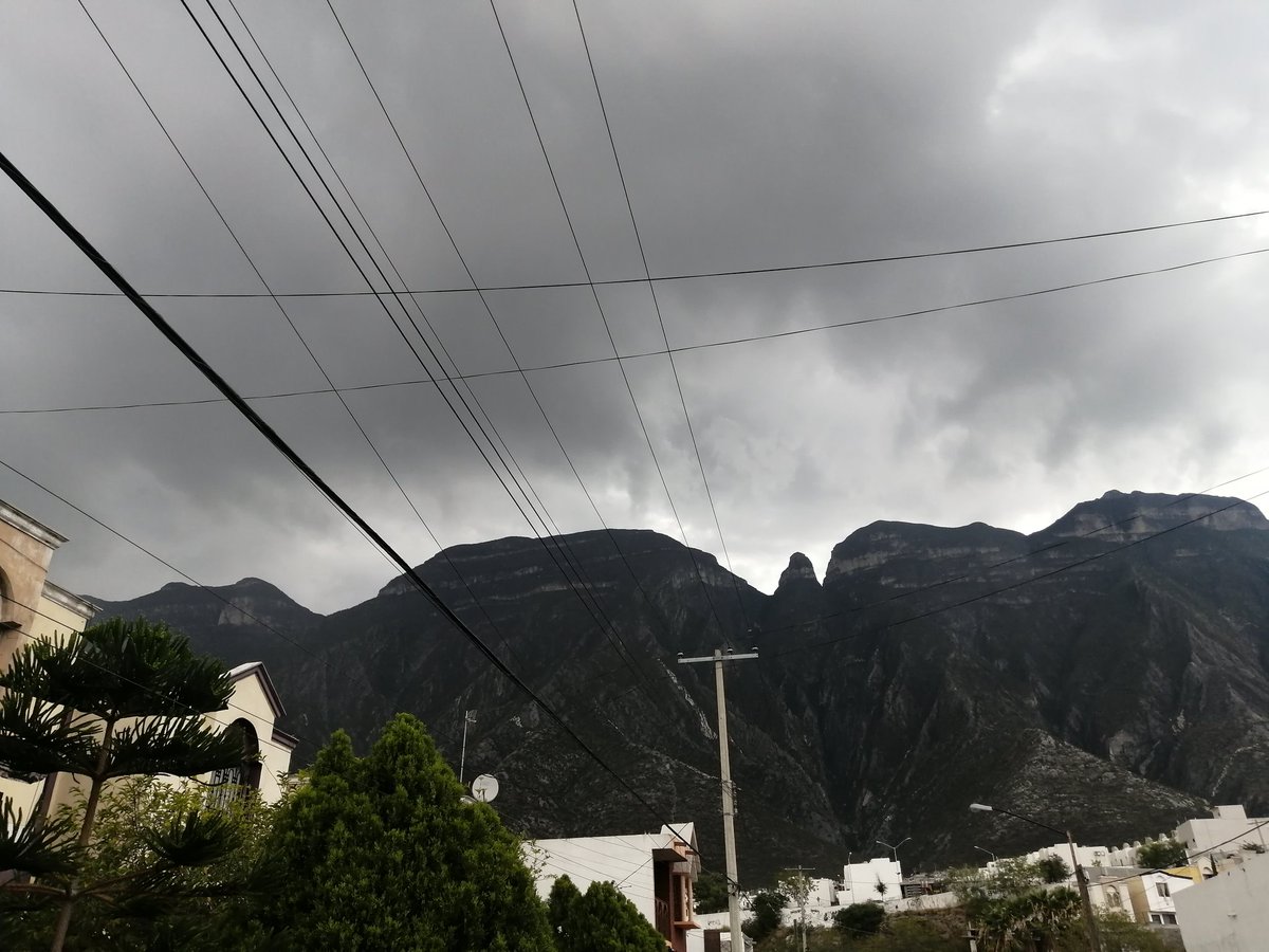 Brandon58789932's tweet photo. Lluvia ligera en #santacatarina así el cerro mitras @nelvaldez @abimaelsalas https://t.co/xYMpS1vIdl