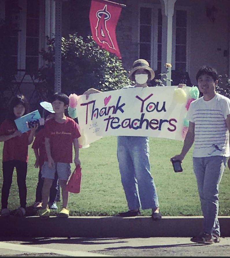 mmcgrath31's tweet photo. HR End of Year Celebration Parade!  Hugo Reid community coming together, at a safe distance!  #hugoreidstrong #bestcommunity #staffparade #we❤️HugoReid @ Hugo Reid Elementary https://t.co/uBPfz8dhGB