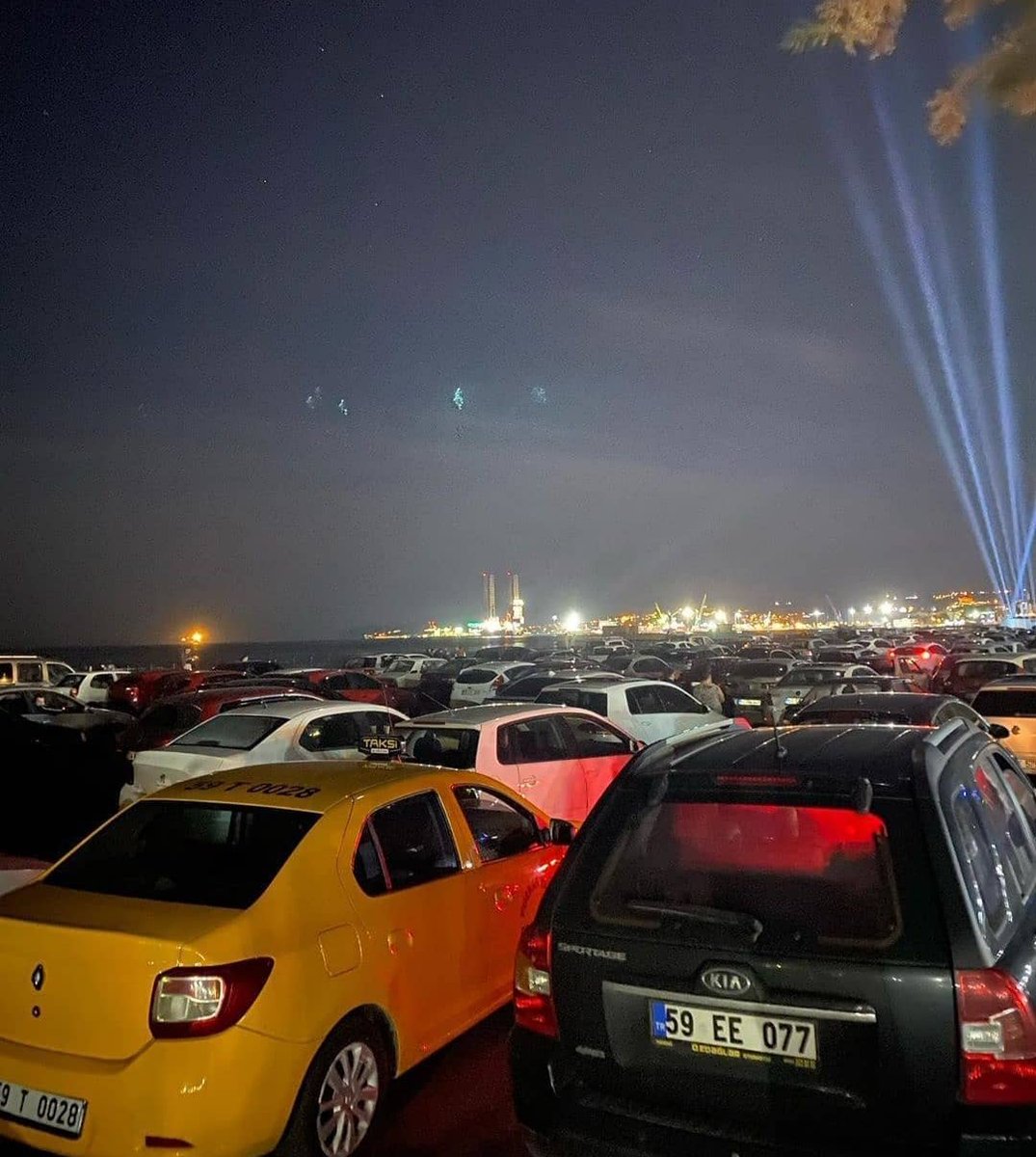SinemaMk's tweet photo. Süleymanpaşa belediyesinin düzenlemiş olduğu arabalı açıkhava sineması etkinliğine tekirdağ halkı yoğun ilgi gösterdi  ve bu güzel kareler bizlerle buluştu.

Mksinema 
Mksinema #açıkhavaarabalısinema https://t.co/rJ1deteg8Z