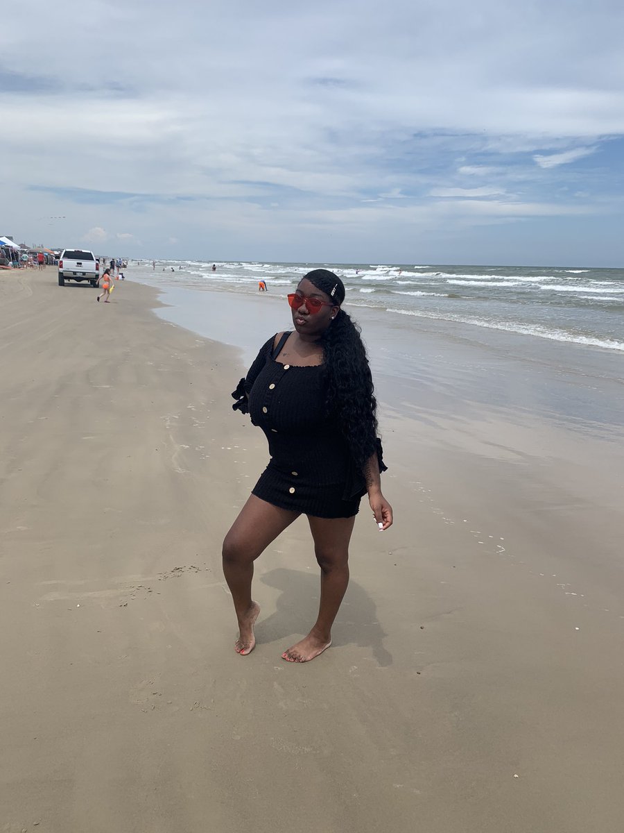 Deeeforshort's tweet photo. I’m outside today 🌊🤤 https://t.co/1gwXK6EKOL