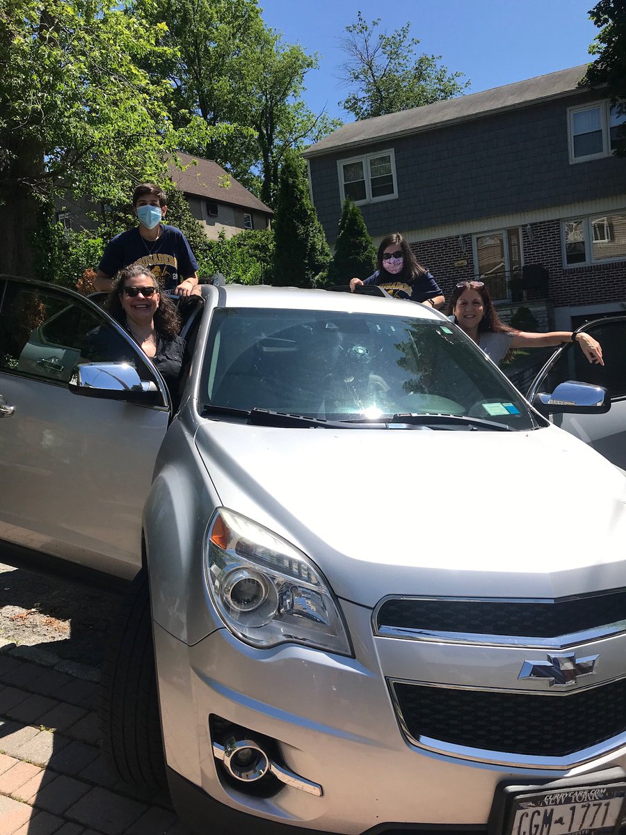 mrsdangelo_ICS's tweet image. ICS Family Association 8th grade reps hit the road today to bring personalized lawn signs to the #Classof2020 💙🌟💛 Thank you! #41miles  🌟🎓 🌟#IncredibleCatholicSchool @icschool_online @ArchNY_Schools