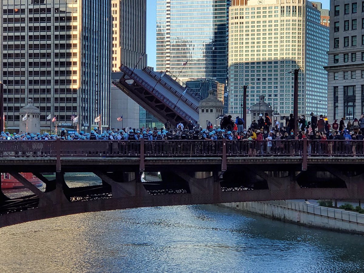 Cops have push far on Wabash Bridge.  #Chicago  #GeorgeFloyd