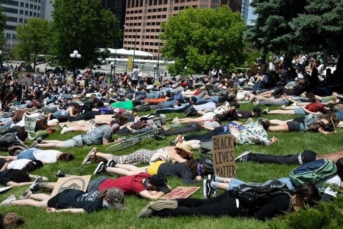ijessegarcia's tweet photo. The people of Denver protested the death of George Floyd (and countless others) by laying on the ground (in 85 degree heat) with their hands behind their back for NINE MINUTES while screaming "I CAN'T BREATHE"
.
.
#georgefloyd #denver #protest #BlackLivesMatter https://t.co/fZoOPXEV0U
