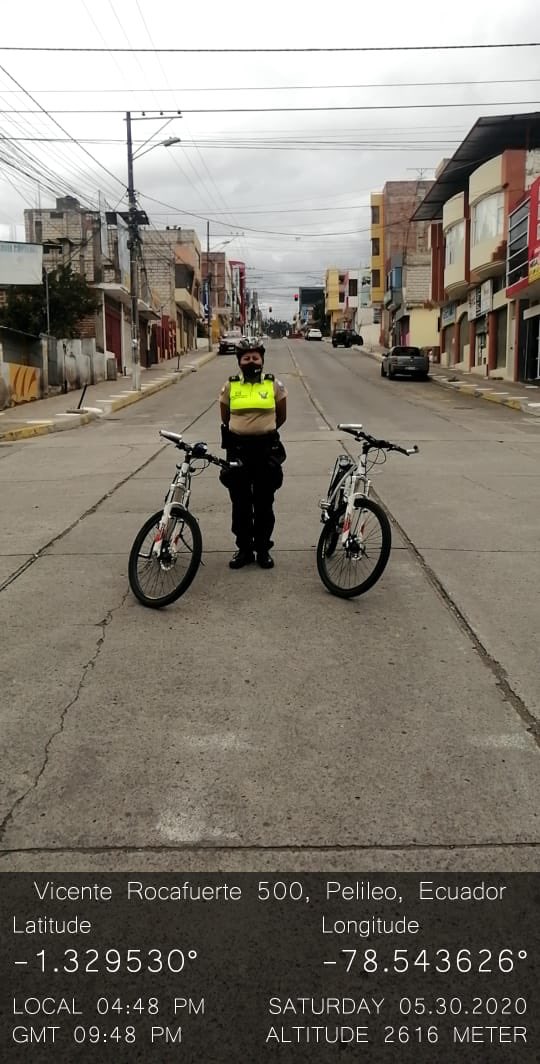 PoliciaEcuador's tweet photo. POLICICLOS 🚲
Nuestro personal del #DistPatate, efectúan patrullajes preventivos y disuasivos en sectores estratégicos, evitando el cometimiento de hechos delictivos.
#Tungurahua
#TrabajamosPorTuSeguridad https://t.co/FwNJ9HV7Pj