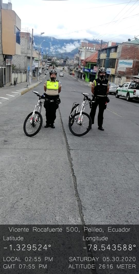 PoliciaEcuador's tweet photo. POLICICLOS 🚲
Nuestro personal del #DistPatate, efectúan patrullajes preventivos y disuasivos en sectores estratégicos, evitando el cometimiento de hechos delictivos.
#Tungurahua
#TrabajamosPorTuSeguridad https://t.co/FwNJ9HV7Pj