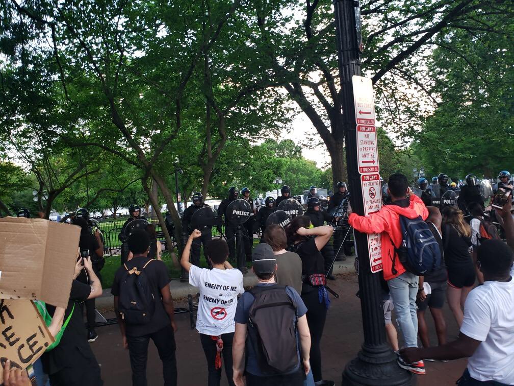 A few minutes ago, protesters tore down one of the fences around Lafayette Square Park and tear gas was deployed. Police have moved up closer to the protesters now.  #dcprotests  #georgefloydprotests